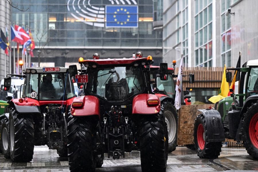 Fotografija traktorjev v Bruslju februarja letos. Vir slike: AFP.