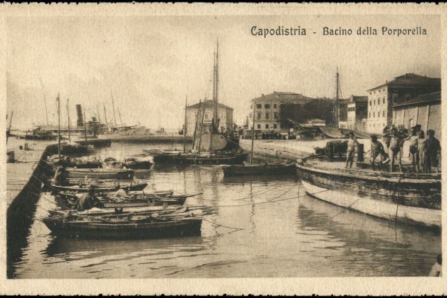 Slovenec. Razglednica iz Kopra iz leta 1924. Vir slike: Wikimedia Commons.