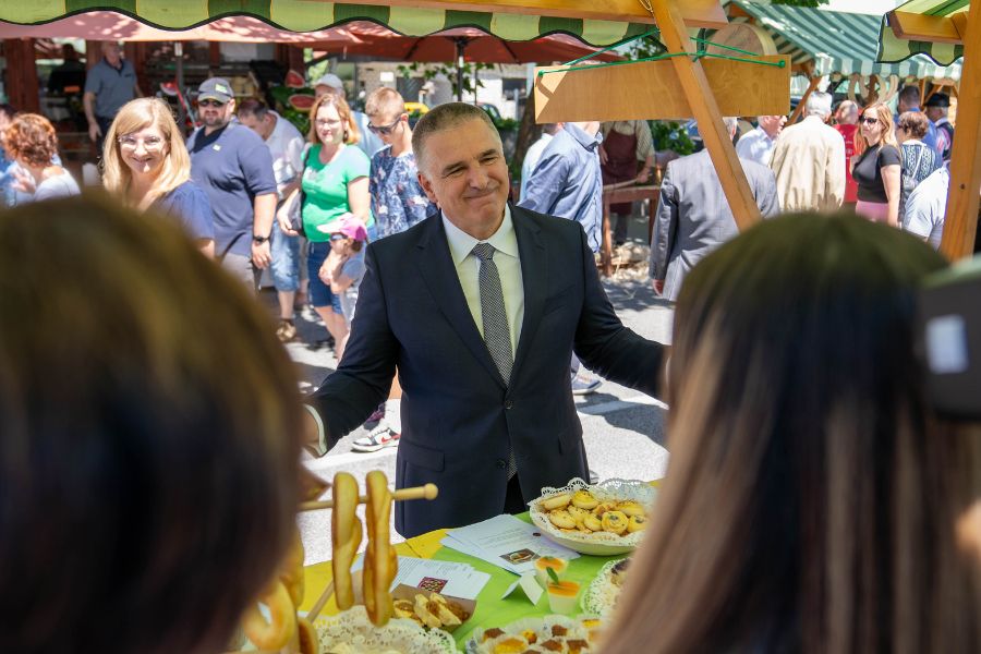Kot predsednik Državnega sveta je Lotrič veliko na terenu, med ljudmi. Fotografija prikazuje utrinek Tržnega dneva v Sodražici 2. julija 2023. Vir slike: Benjamin Beci/Državni svet.