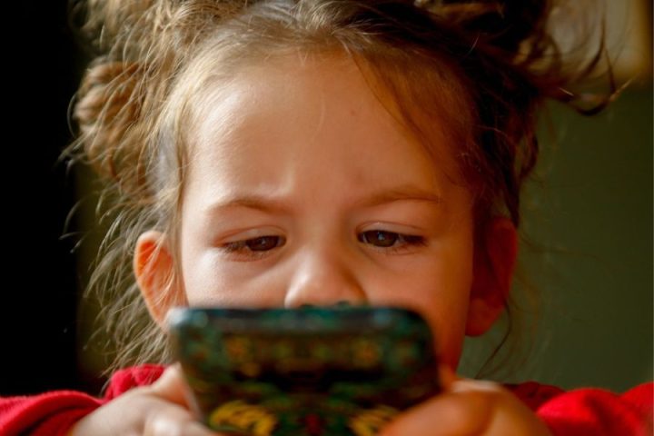 telefoni. Deklica z mobilnim telefonom. Vir slike Pixabay avtor Mirko Sajkov