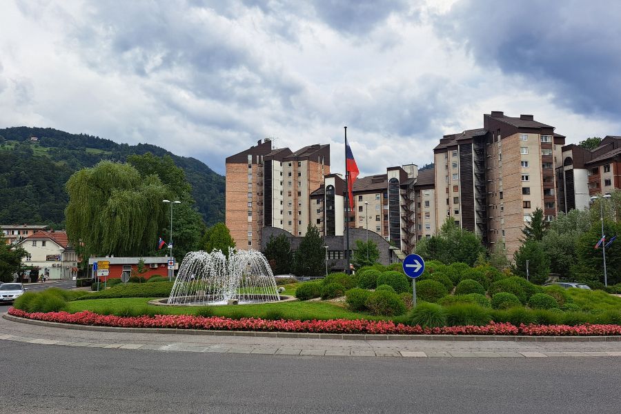 Krožišče v Zagorju je vedno lepo urejeno. Foto Igor Gošte.