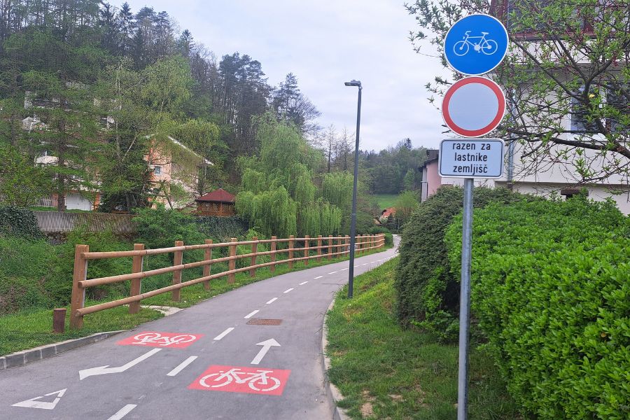 Lepo urejena kolesarska pot, ki pa pogosto seka zelo prometno regionalno cesto. Foto Igor Gošte.