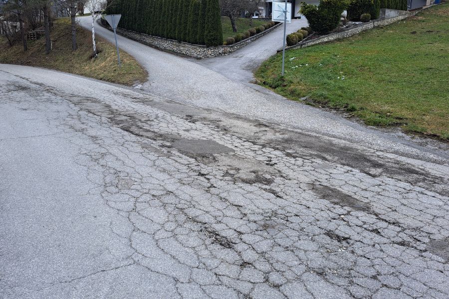 Podoba mnogih lokalnih cest v zagorski občini. Foto Igor Gošte.