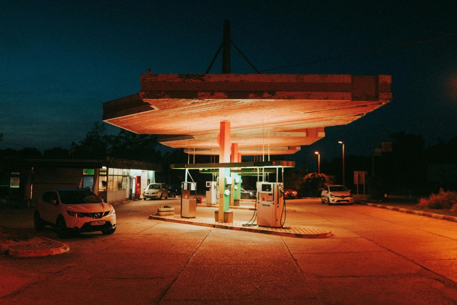 Cene goriva. V zadnjih tridesetih dneh so naftni trgi doživeli pravi padec cen. Vir slike: Pexels.