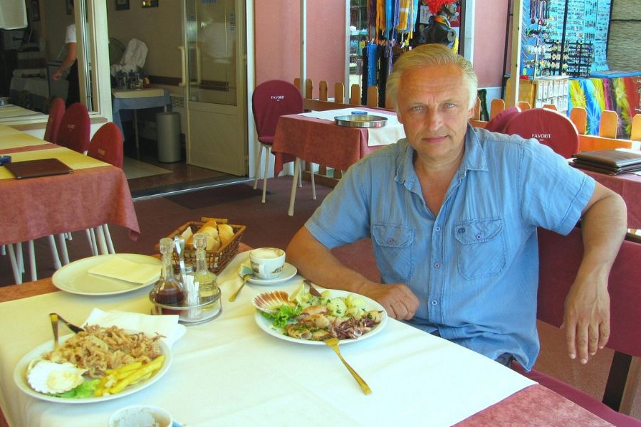 Andrej Magajna rad kaj dobrega poje. Vir slike: Osebni arhiv Andreja Magajne.