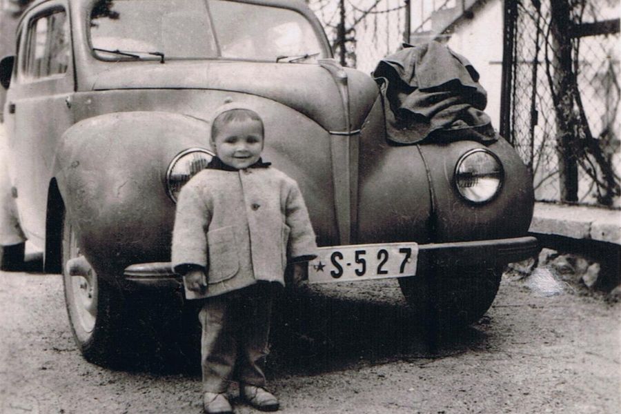 Naš prvi avto. Vir slike: Osebni arhiv Andreja Magajne.