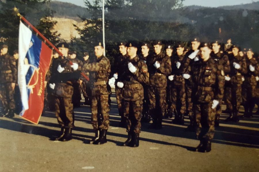 Zoran v častni četi Slovenske vojske leta 1997. Vir: osebni arhiv Zorana Dernovška.