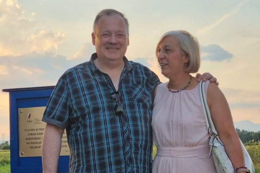 Z ženo pred spomenikom osamosvojitvene vojne v Igu. Vir: osebni arhiv Zorana Dernovška. 