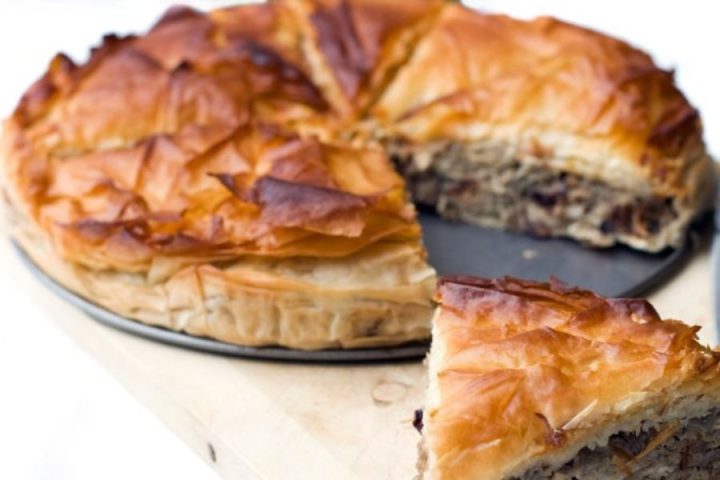 Demagogija z burekom v rokah Burek. Okusno.je