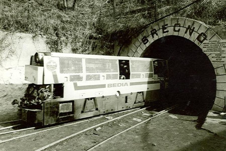 Slovenec. Lokomotiva Bedia izhod iz jame Trbovlje. Vir slike: Knjižnica Trbovlje.