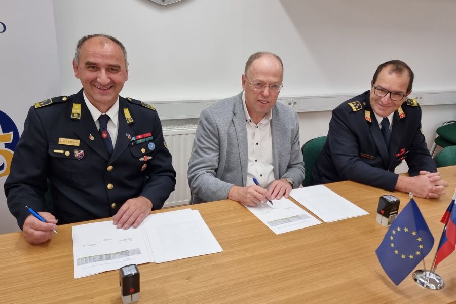 V družbi gasilcev. Vir slike: osebni arhiv Ivan Meglič