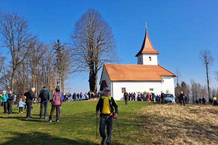 Pri cerkvi Sv .Duha v Polževem. Foto Igor Gošte.