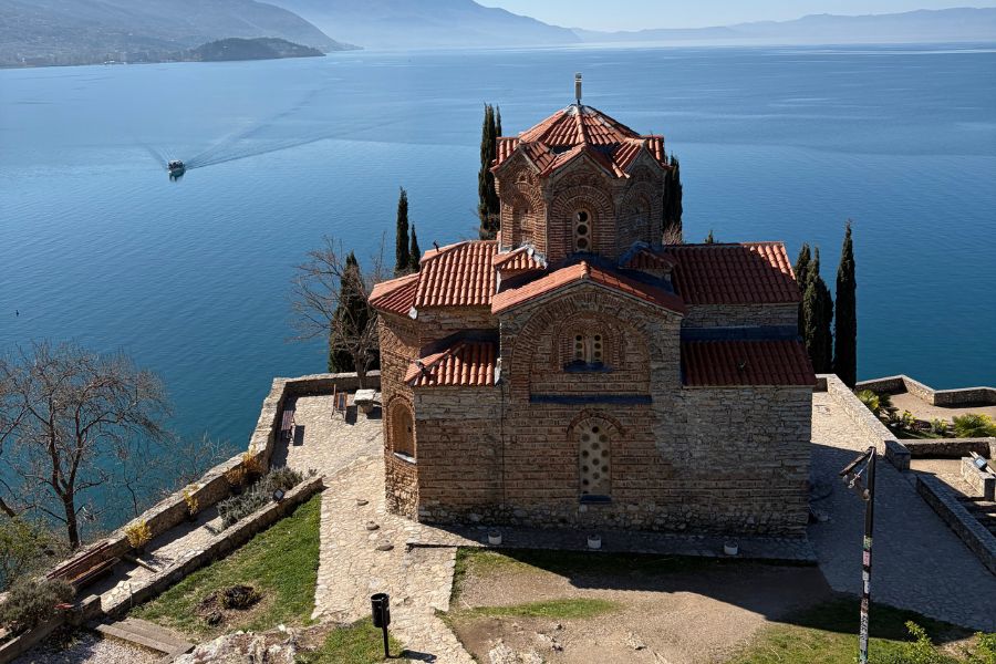 Čudoviti Ohrid z idilično cerkvico. Vir slike: osebni arhiv Tilen Strmljan.