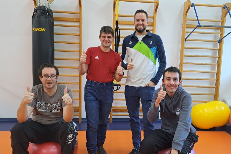 Del nogometne ekipe VDC med snemanjem oddaje. Foto Osebni arhiv DP.