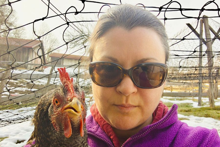 Nad fotografijo na Facebooku je Katja Kokot zapisala Midve proti sistemu. Vir silke: FB Katja Kokot.