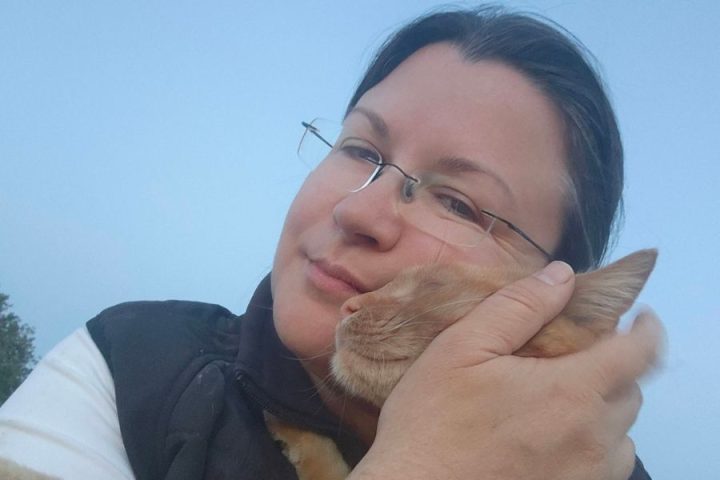 Katja Kokot: »Če bi imela magično paličico, bi najprej odpravila zlobo, zavist, sovraštvo in pohlep.« Katja kokot. Vir slike Fb Katja Kokot_Katja in maček