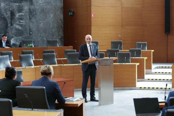 51:36 Predsednik vlade Janez Janša. Vir slike spletna stran SDS.