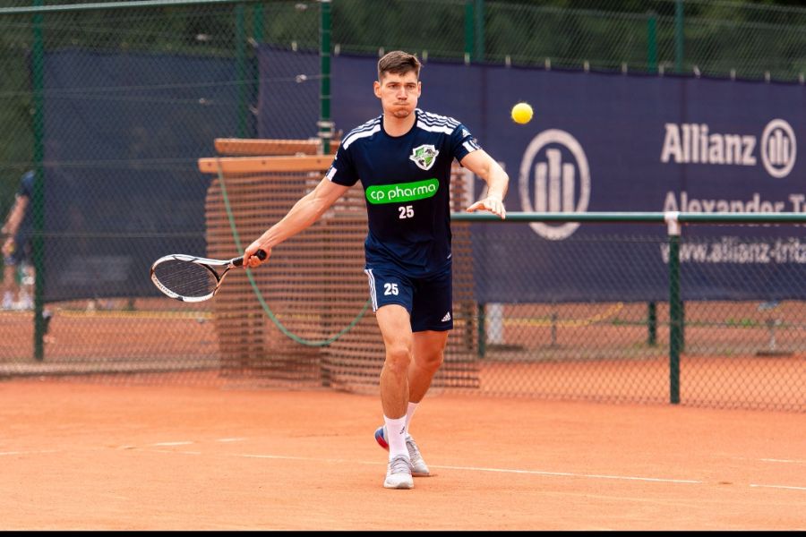 V prostem času rad igra tenis. Vir slike: osebni arhiv Tilen Strmljan.