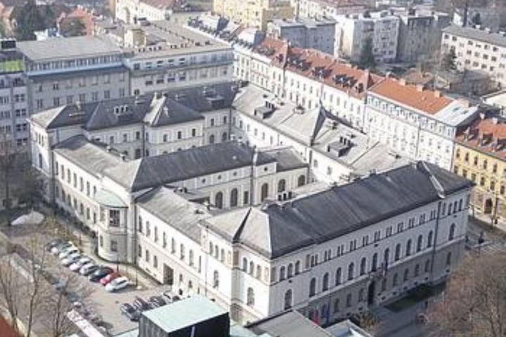 Z zavihanimi rokavi naprej generalni sekretariat vlade. vir gov.si
