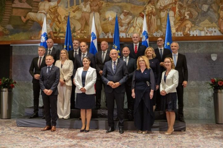Novi ministri in predsednik vlade. Vir slike DZ RS.