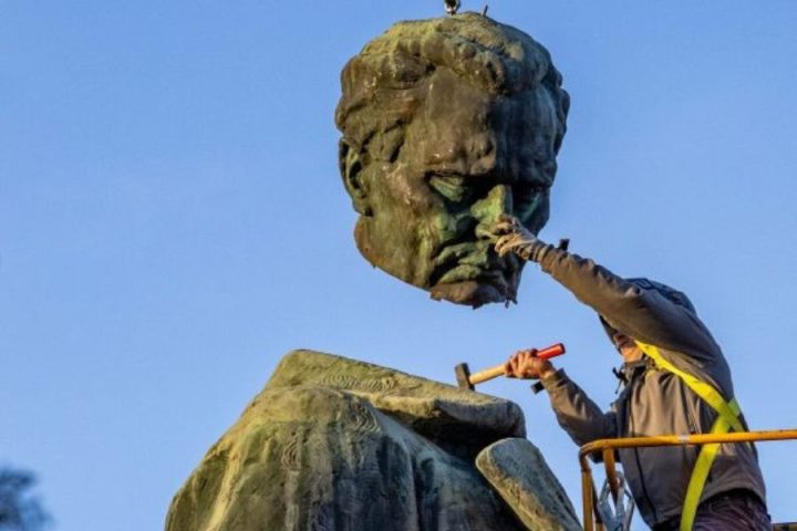 Zbor za republiko: Obtožnica proti Pačniku odpira vprašanje odnosa do simbolov nekdanjega režima Vir_Domovina_Foto_BOBO