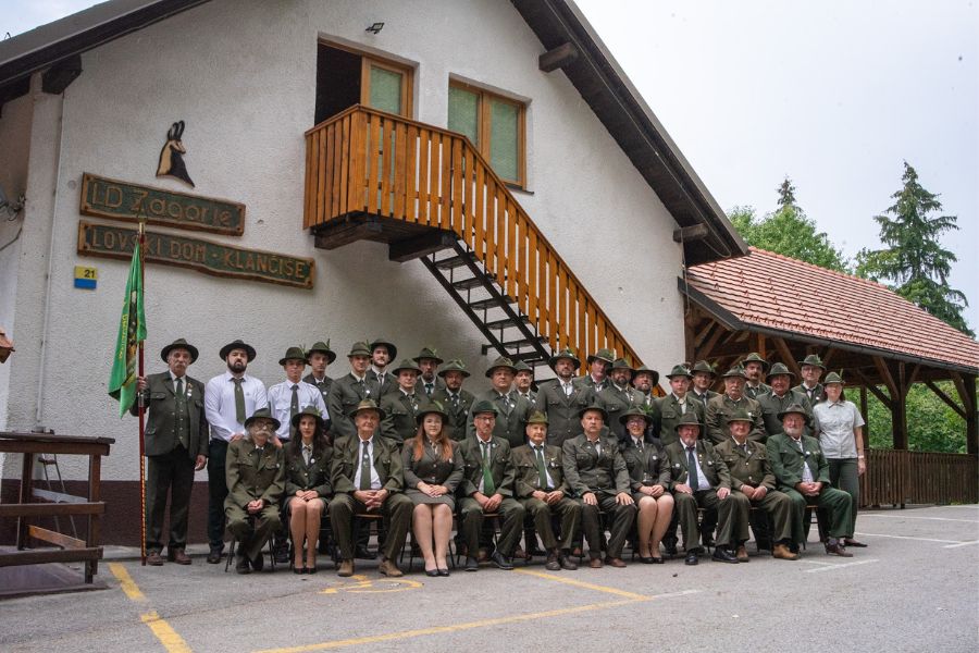 Praznik tovarištva, narave in 80-letne tradicije: Lovska družina Zagorje ob Savi slovesno obeležila častitljiv jubilej na Klančišah